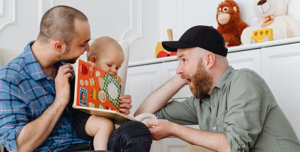 twee mannen met kind