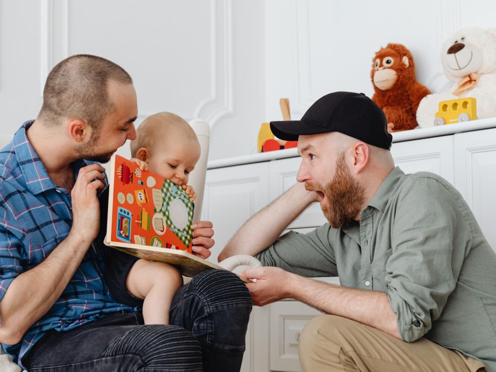 twee mannen met kind